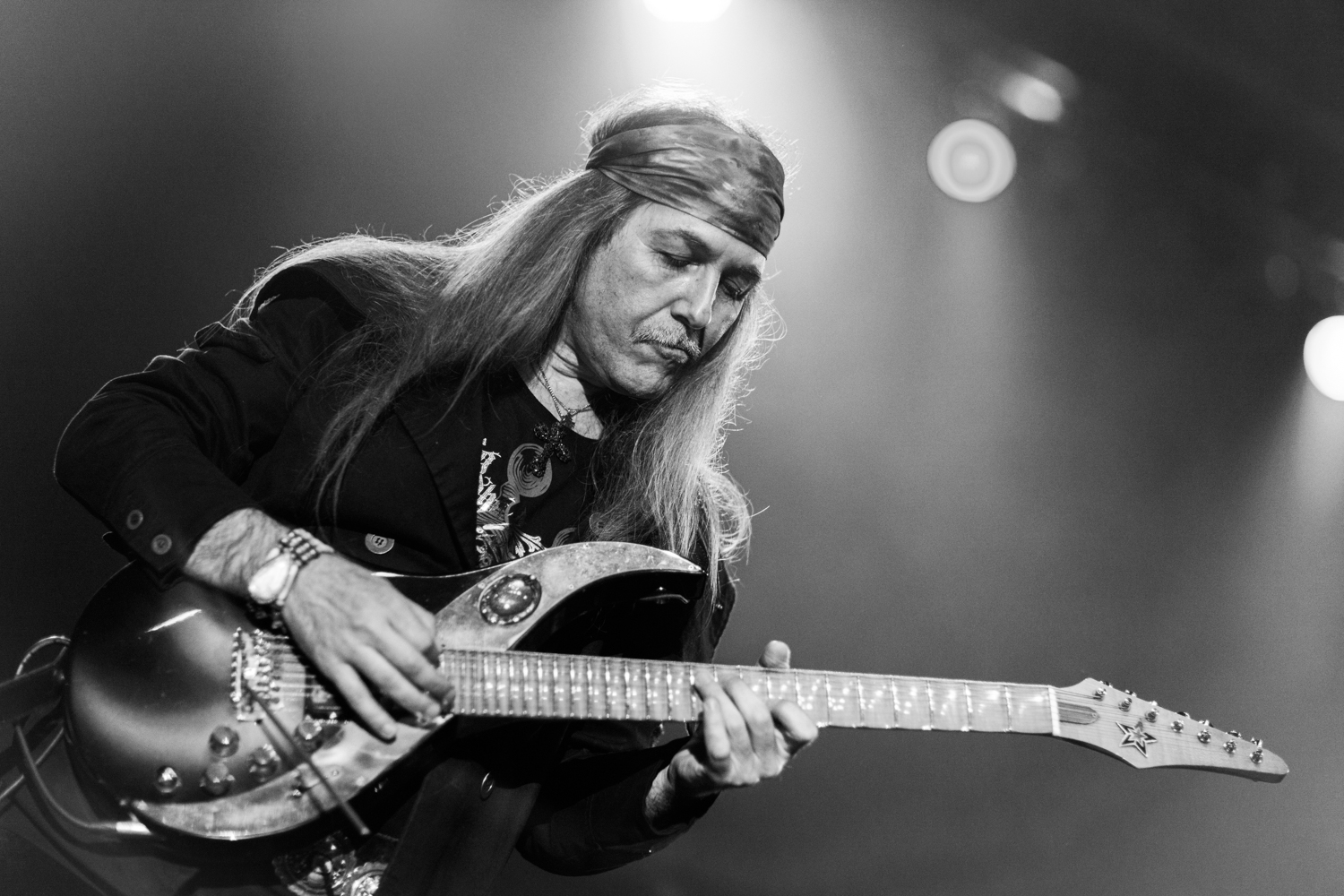 Uli Jon Roth playing the guitar in concert