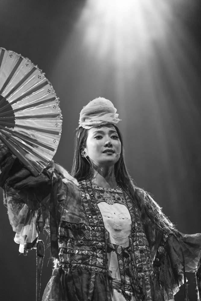 On stage portrait of Sa Dingding.