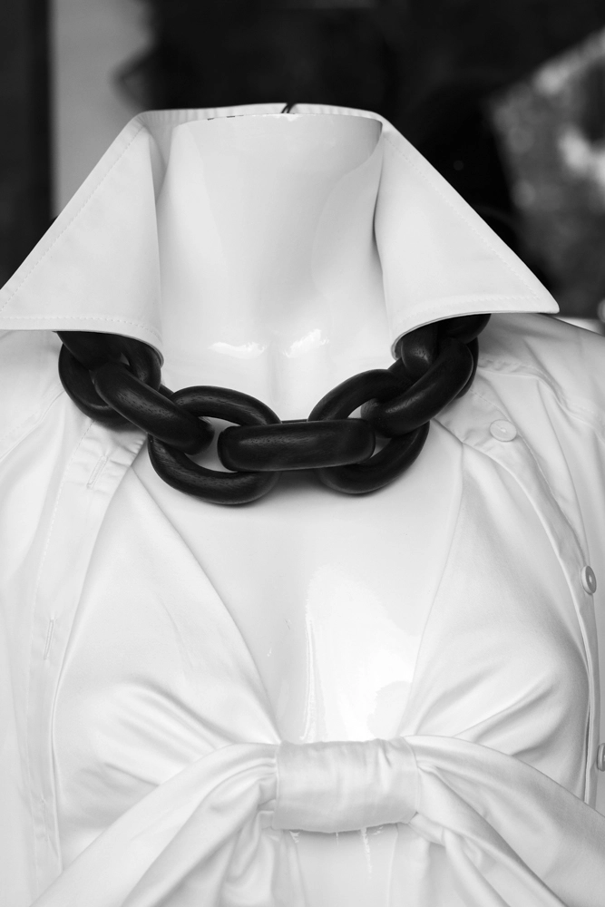 Moxie Acacia neckpiece in black.