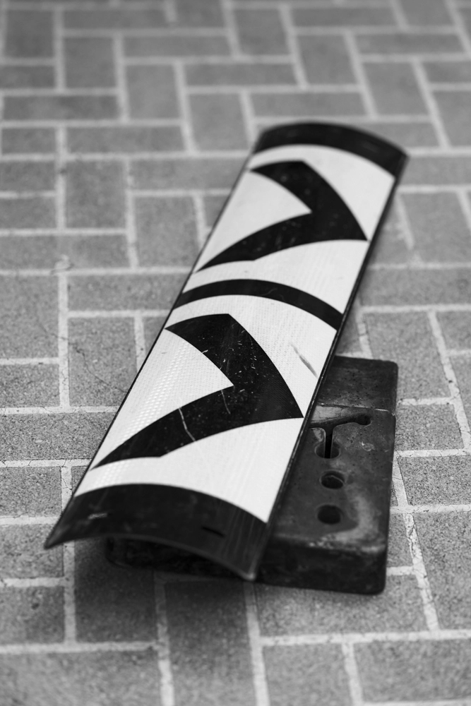 Directional double arrow traffic sign.