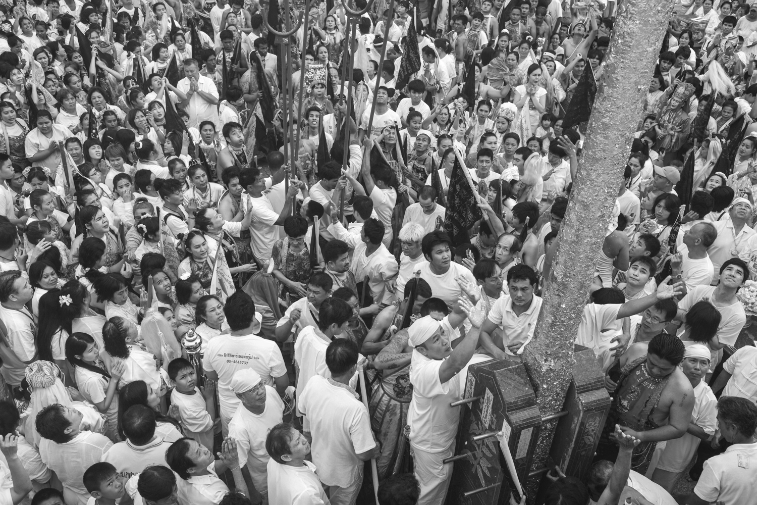 Koteng Lantern Pole Ceremony: The pole is raised.